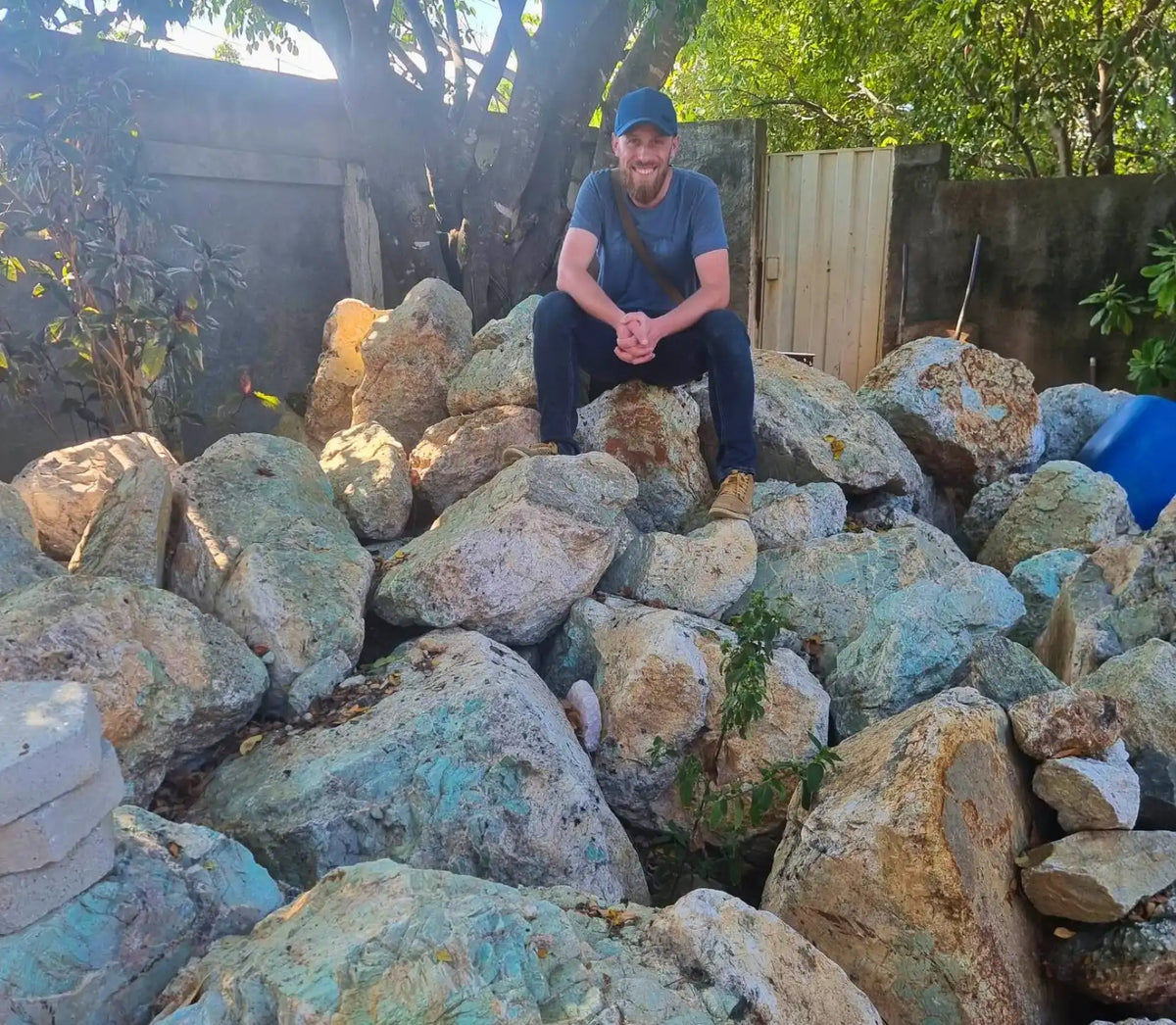 Damien Ferronato sur des blocs d'amazonite au Brésil
