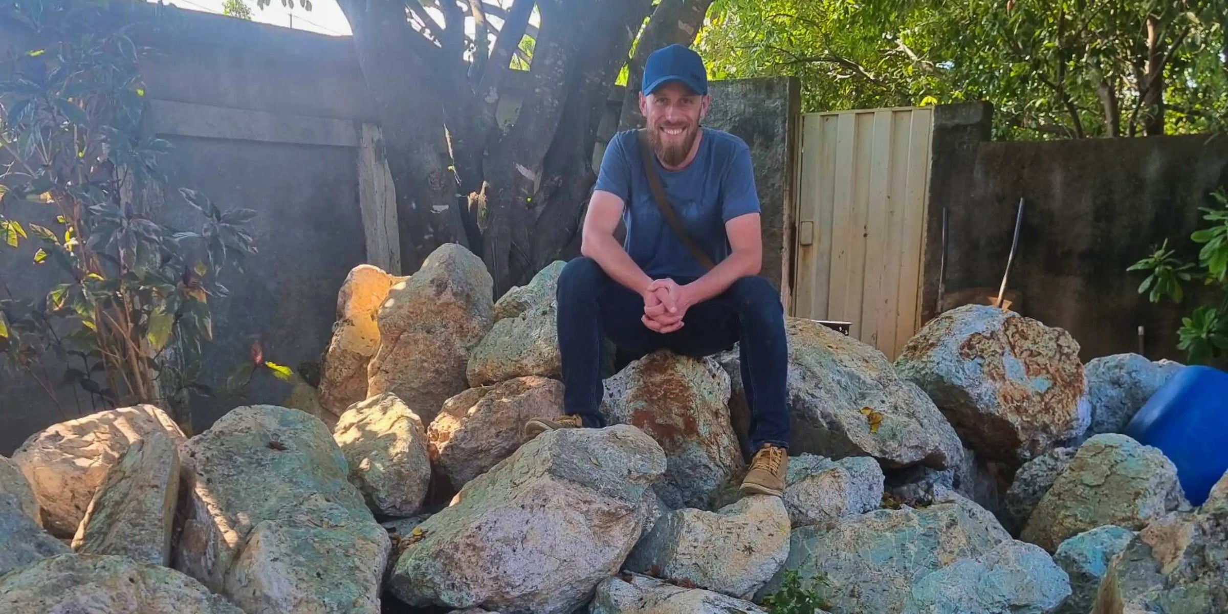 Damien Ferronato sur des blocs d'amazonite au Brésil