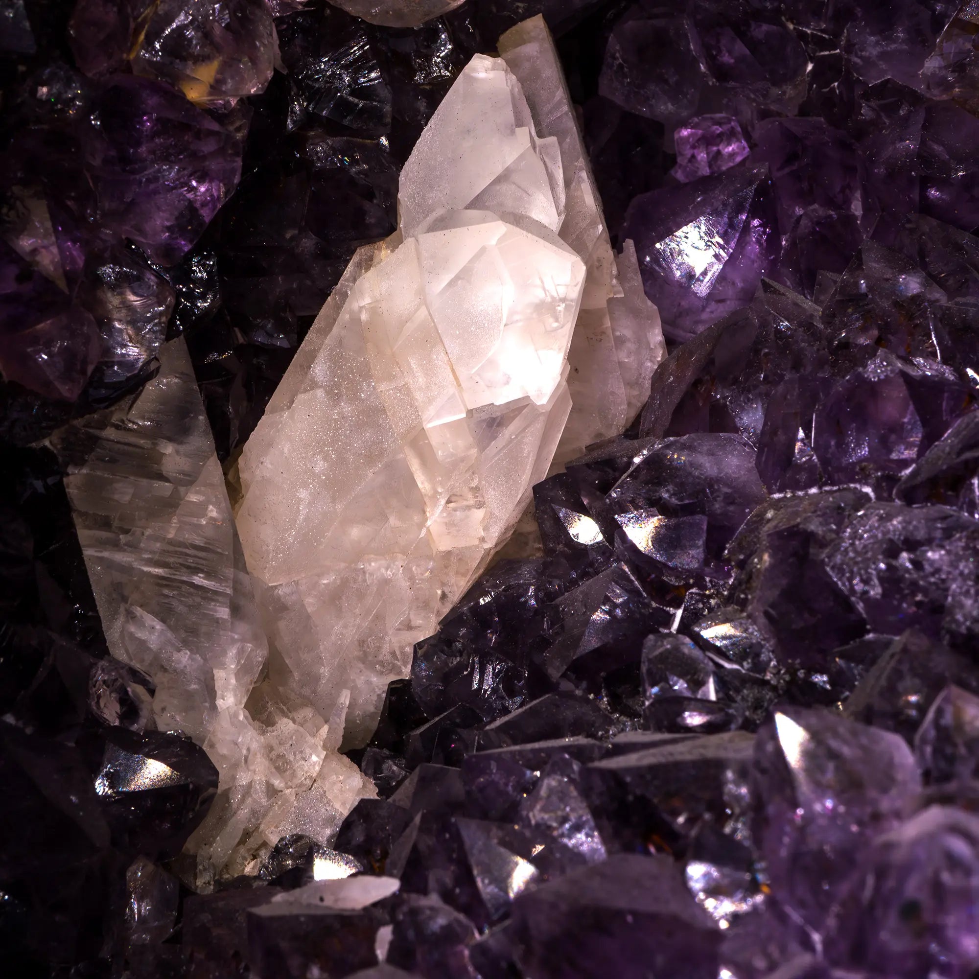 Géode Améthyste avec cristal de calcite - 20.14kg - geode-amethyste-gea11 - CRISTAL SOURCES