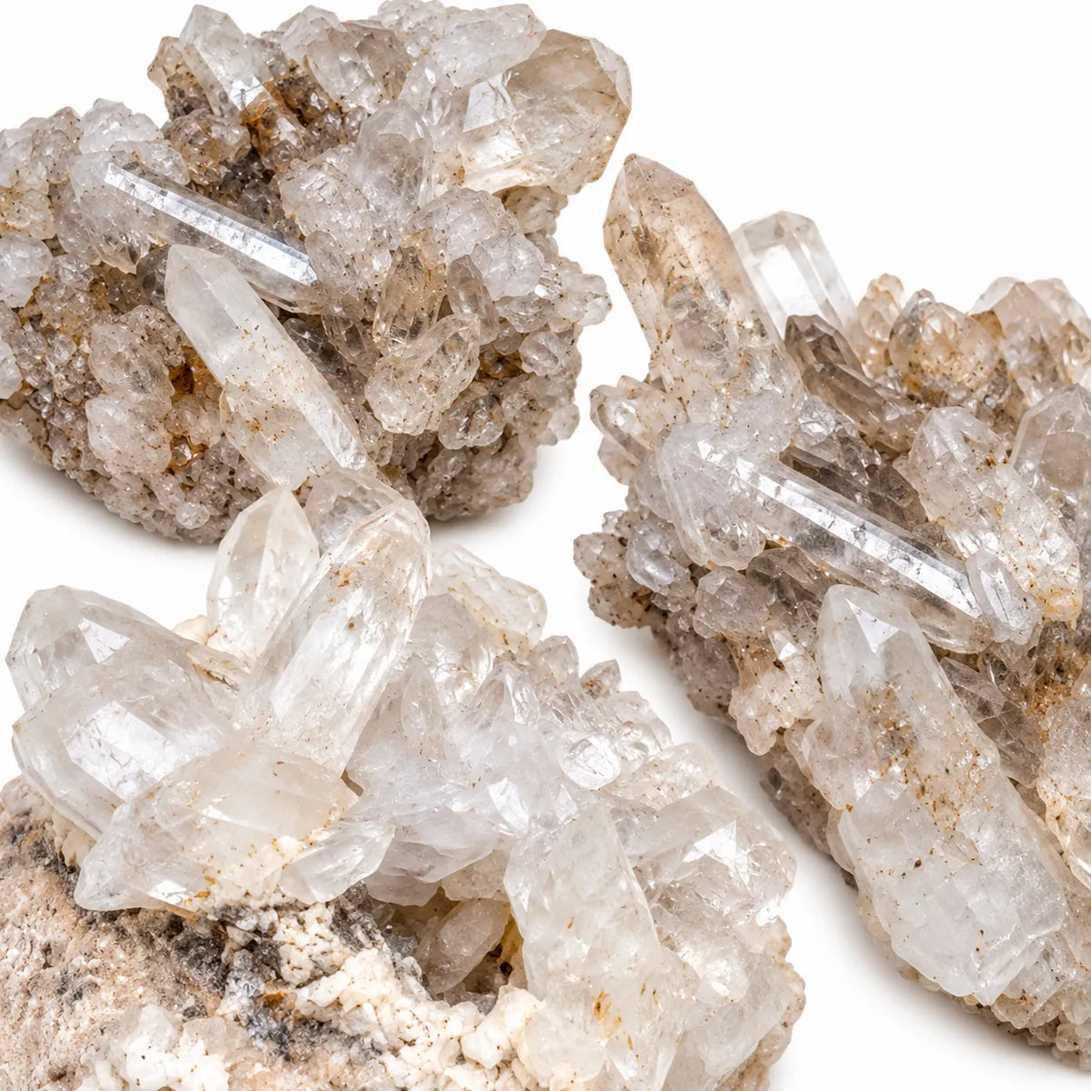 Vue en détail sur trois pierres brutes Cristal de roche druse du Beaufortain, cristaux de quartz naturels de Savoie