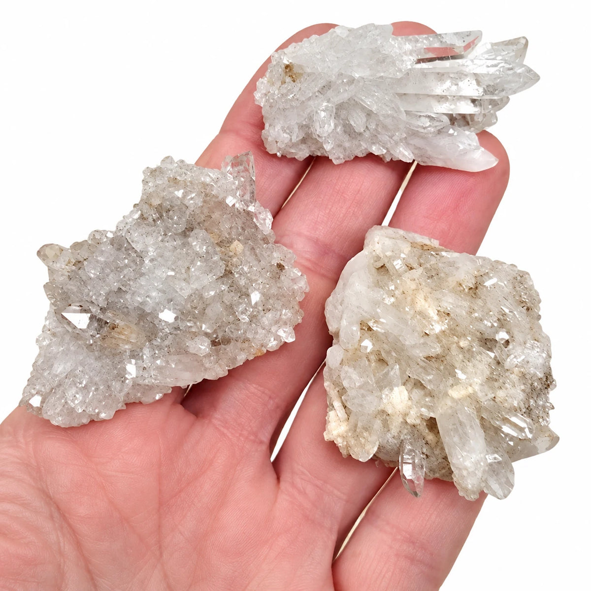 Pierre brute Cristal de roche druse du Beaufortain en Savoie tenue dans la main, cristaux de quartz naturels