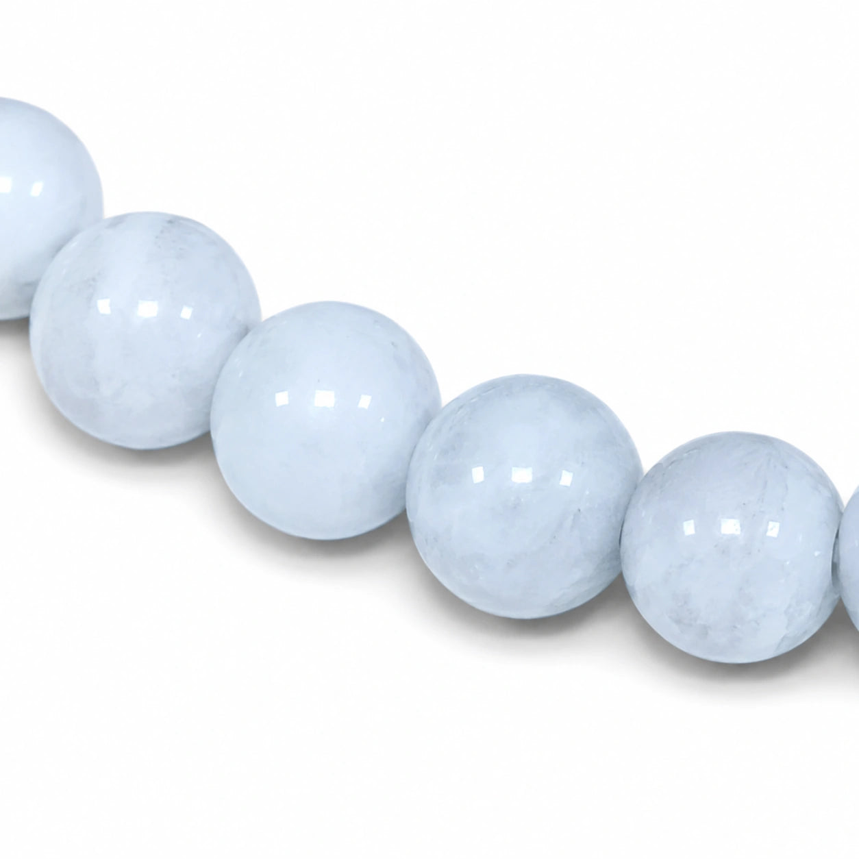 Zoom sur les perles d'aigue marine de couleur bleu clair