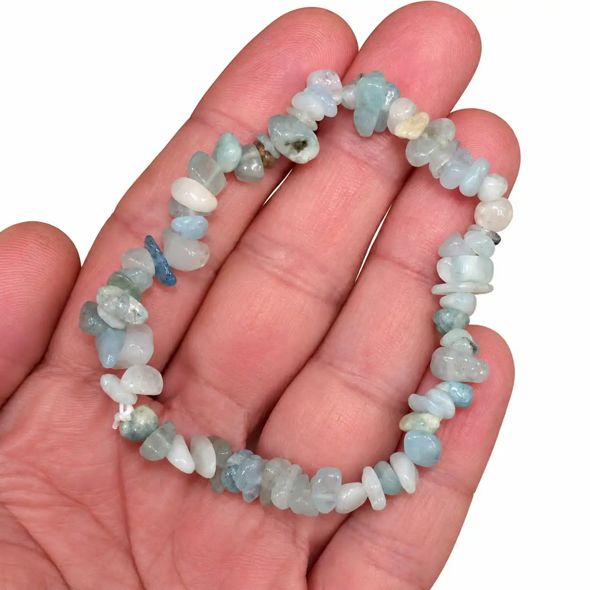 Bracelet en pierre naturelle d’aigue-marine à perles baroques irrégulières présenté dans la main, mettant en valeur ses nuances bleutées et translucides, modèle mixte pour homme et femme.