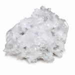 Druse de quartz naturel du Valais en Suisse, cristaux de quartz transparents à blancs parfaitement cristallisés sur fond blanc, spécimen minéralogique de collection avec faces naturelles.