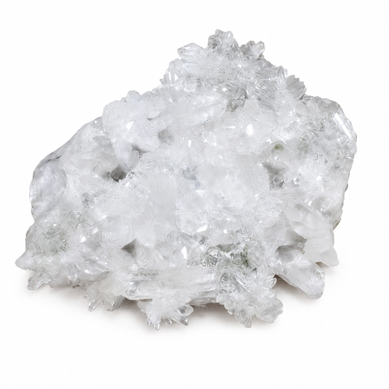 Druse de quartz naturel du Valais en Suisse, cristaux de quartz transparents à blancs parfaitement cristallisés sur fond blanc, spécimen minéralogique de collection avec faces naturelles.