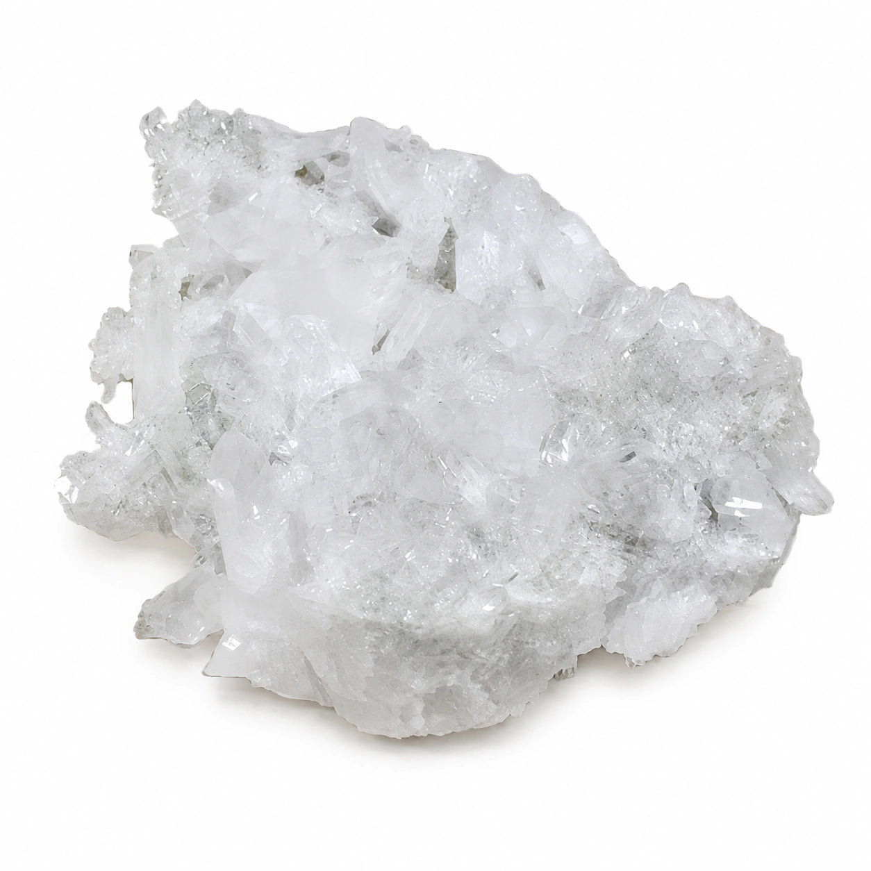 Druse de quartz provenant du Valais (Suisse), vue latérale montrant une cristallisation naturelle de quartz translucide avec multiples pointes bien développées, pierre minérale de collection.