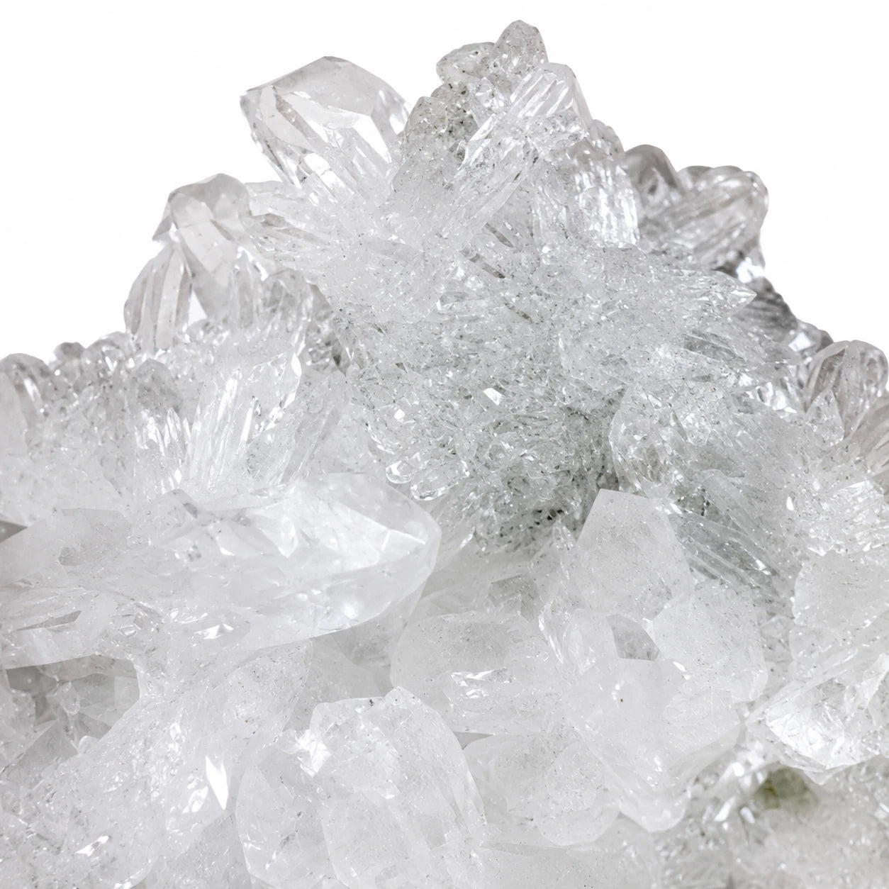 Photographie macro d'une druse de quartz du Valais en Suisse mettant en évidence les faces cristallines naturelles, les terminaisons des cristaux et les détails de la cristallisation du quartz.