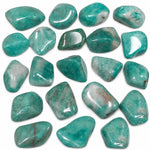 Amazonite roulée de Namibie naturelle sur fond blanc, assortiment de pierres polies bleu-vert aux nuances authentiques, idéale pour collection, décoration et lithothérapie.