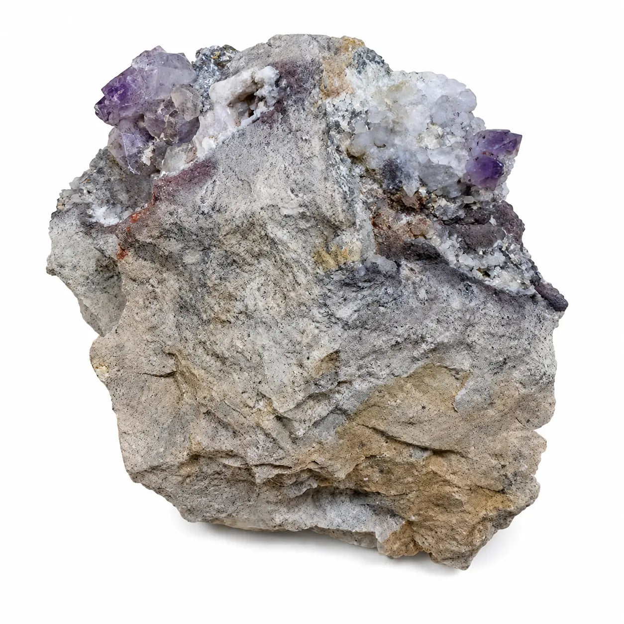 Vue arrière d'une pierre de collection Améthyste sur gangue provenant d'Osilo en Sardaigne, montrant la matrice rocheuse naturelle et les cristaux d'améthyste visibles sur les extrémités.