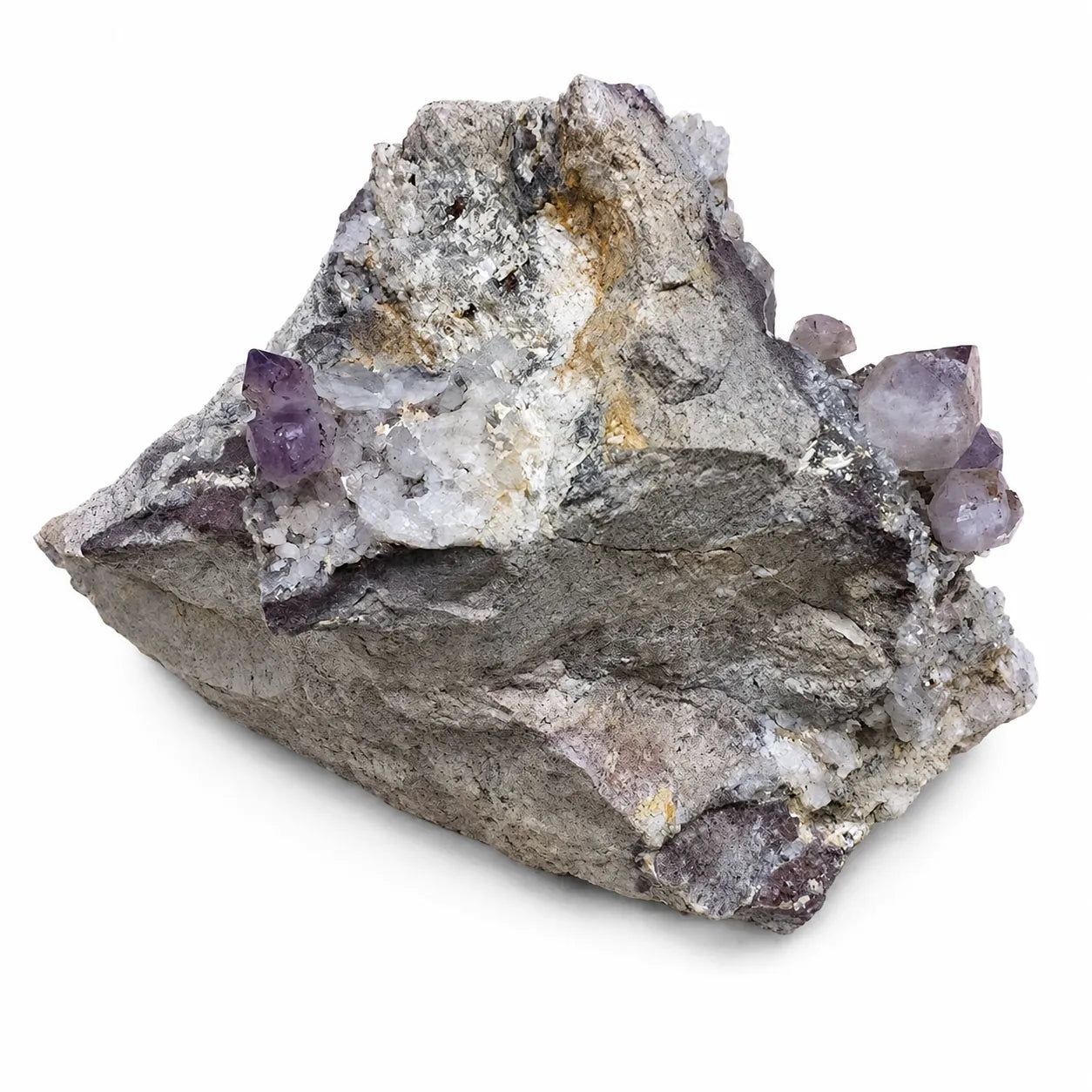 Pierre de collection Améthyste cristaux sur gangue d'Osilo, Sardaigne, photographiée de trois quarts, révélant la disposition naturelle des cristaux violets sur la roche mère.