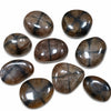 Lot de pierres naturelles andalousite variété chiastolite roulées de Chine, montrant les célèbres inclusions en croix noires caractéristiques, galets polis de collection et de lithothérapie sur fond blanc.
