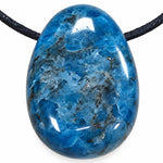 Pendentif en apatite bleue du Brésil, pierre polie arrondie aux motifs clairs et gris foncé, sur cordon noir