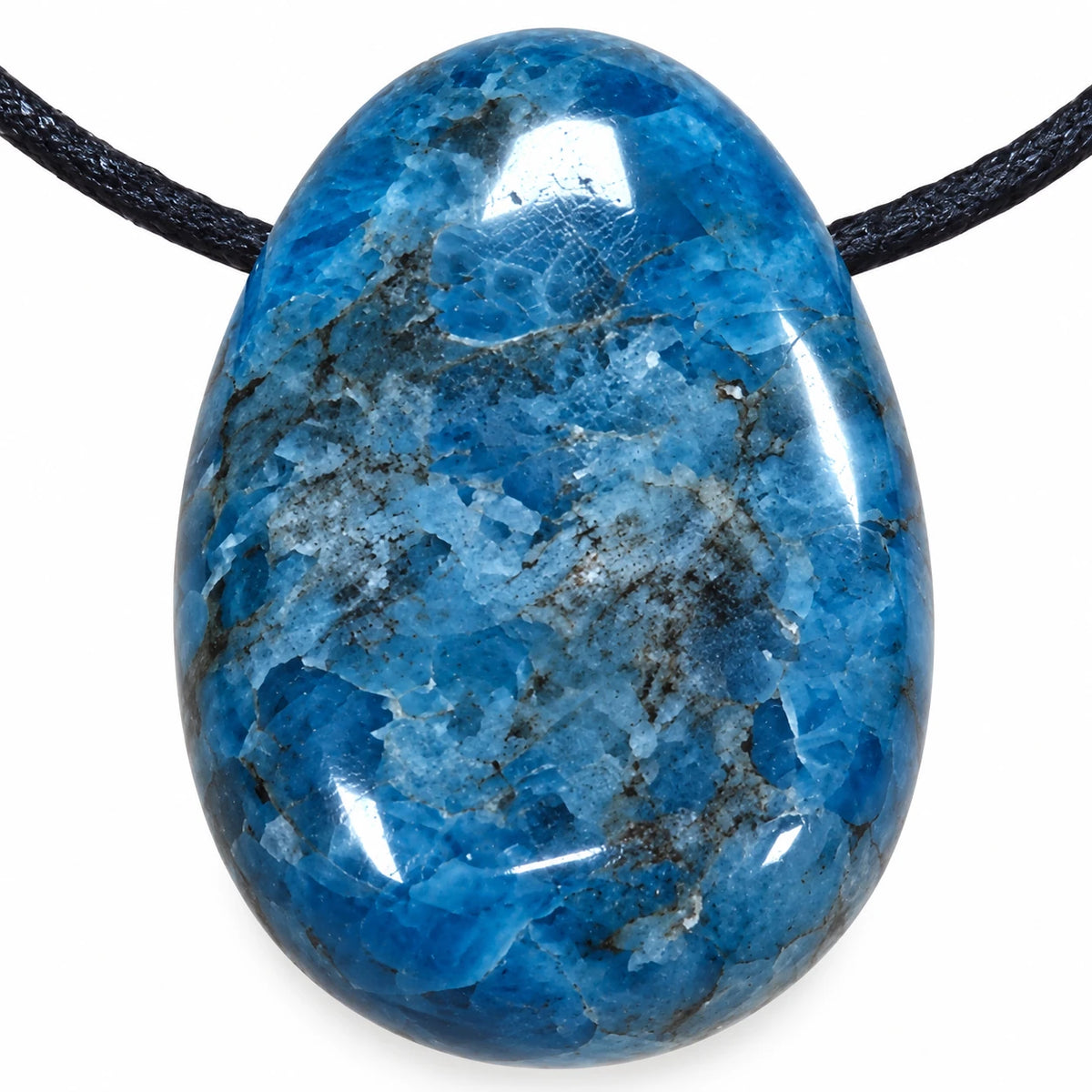 Pendentif en apatite bleue du Brésil, pierre polie arrondie aux motifs clairs et gris foncé, sur cordon noir