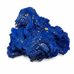 Azurite naturelle de Chessy, France, vue sous un angle différent, groupe de cristaux tabulaires bleu intense photographié sur fond blanc pour mettre en évidence le relief, la morphologie et les faces cristallines du spécimen.