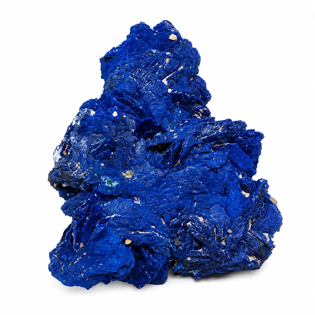 Azurite de Chessy, France, groupe de cristaux tabulaires présenté sur fond blanc, photographie haute définition mettant en valeur la couleur bleu profond et la cristallisation naturelle de ce minéral de collection.