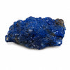 Azurite de Chessy-les-Mines en France, spécimen minéralogique naturel présentant une cristallisation bleu profond sur matrice rocheuse, photographie sur fond blanc mettant en valeur les cristaux et les détails de cette pierre de collection.
