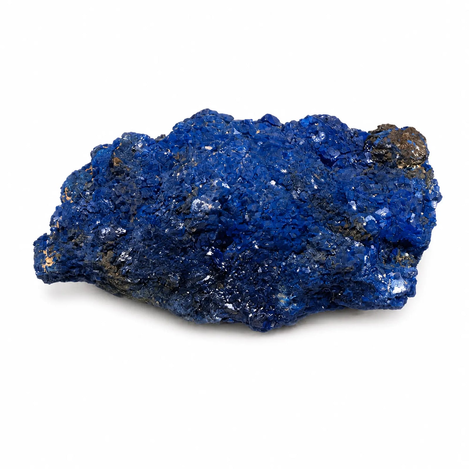 Azurite de Chessy-les-Mines en France, spécimen minéralogique naturel présentant une cristallisation bleu profond sur matrice rocheuse, photographie sur fond blanc mettant en valeur les cristaux et les détails de cette pierre de collection.