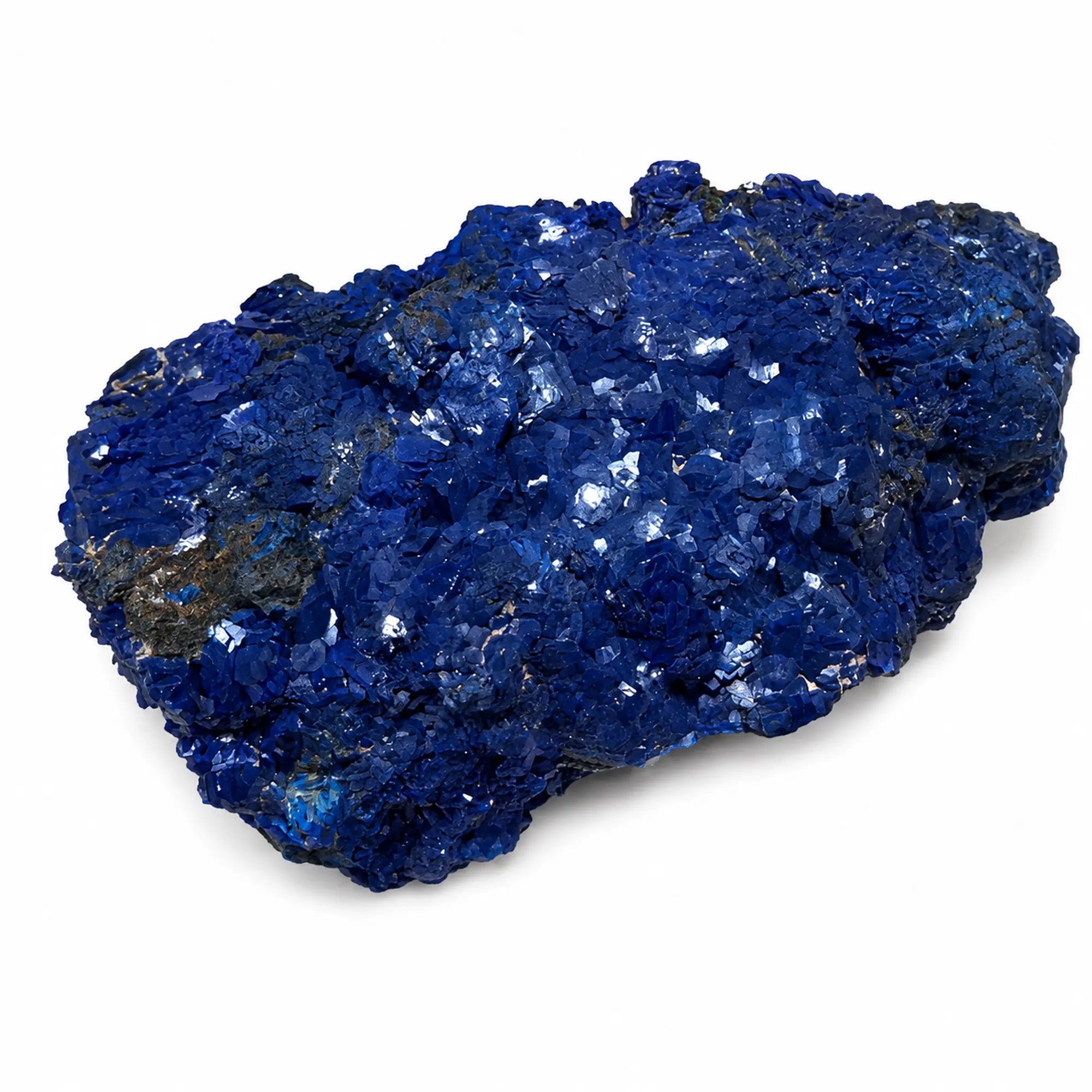 Cristal d'azurite naturelle de Chessy-les-Mines (Rhône, France), vue de trois quarts révélant une cristallisation intense bleu azur avec éclat naturel sur matrice minérale, photographie haute définition sur fond blanc.
