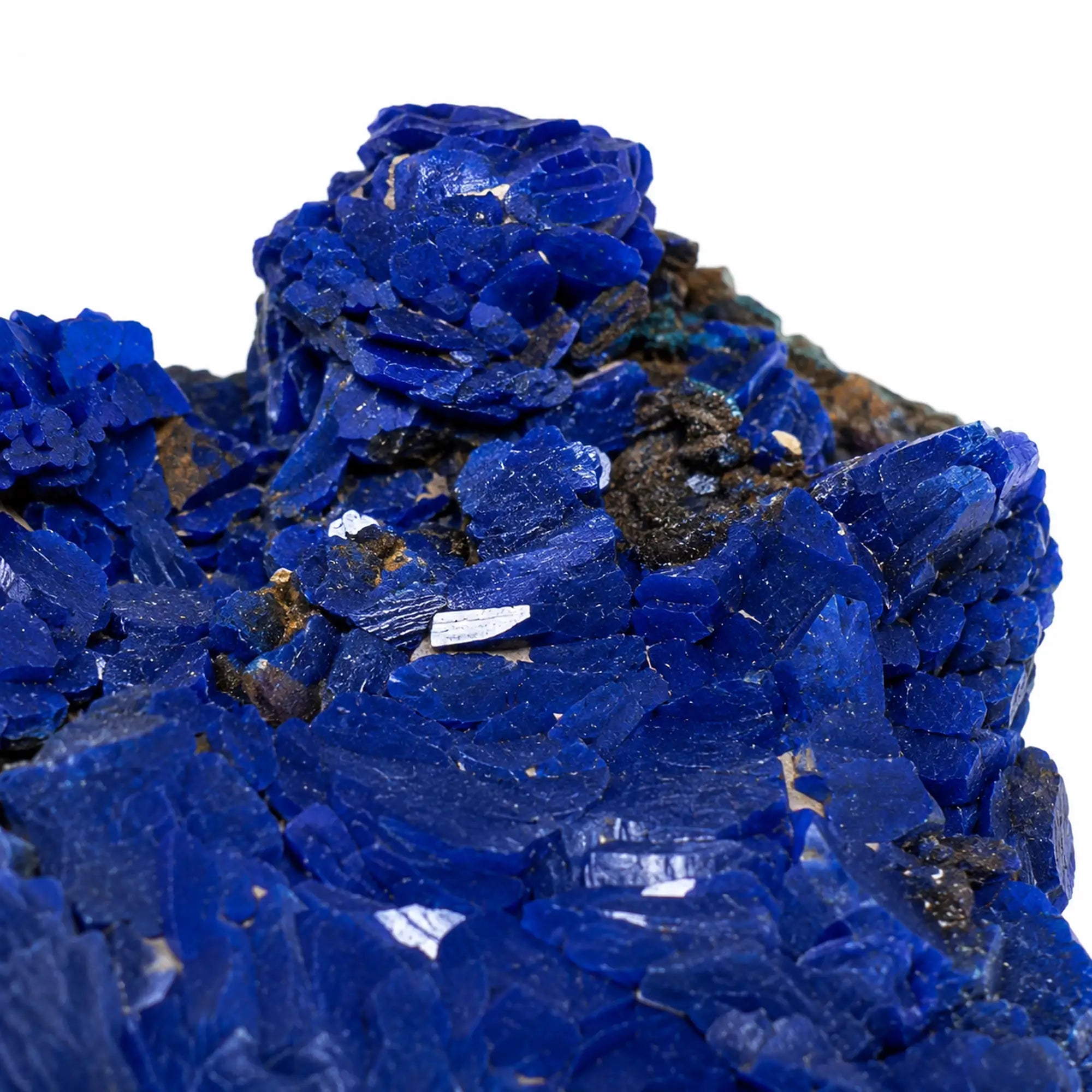 Photo macro d'une azurite de Chessy-les-Mines en France, révélant les faces cristallines naturelles, la texture des cristaux bleu intense et les détails de la cristallisation de ce minéral rare de collection.