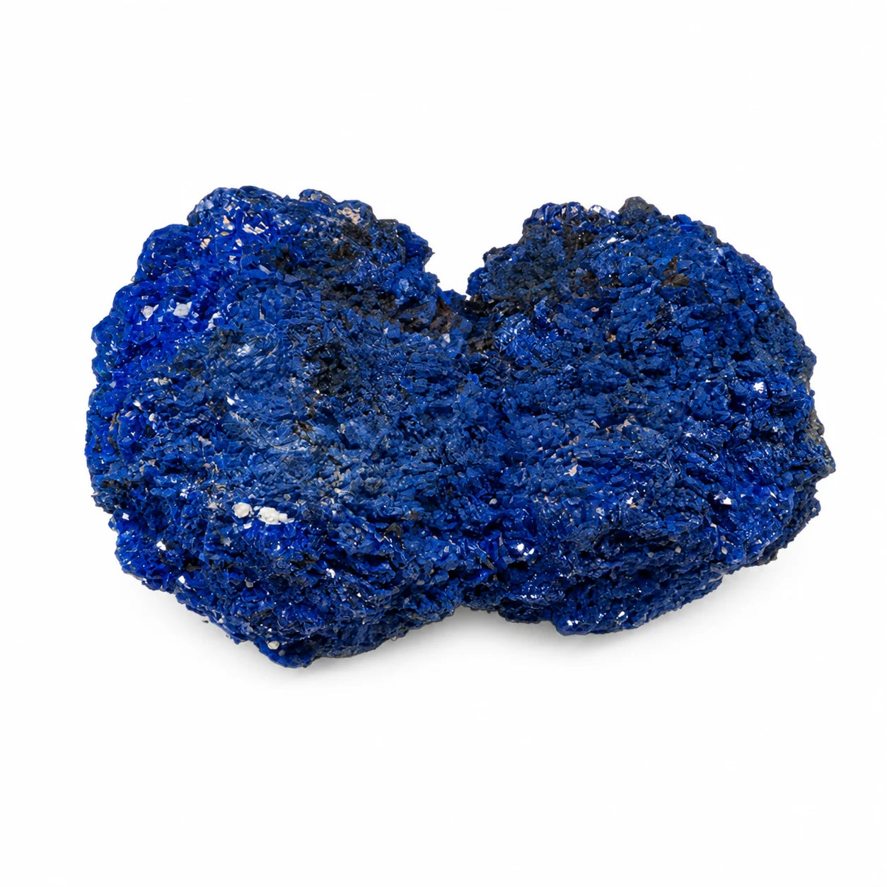 Spécimen d'azurite naturelle provenant de Chessy-les-Mines, France, cristaux bleu azur aux reliefs naturels, minéral de collection photographié sur fond blanc.