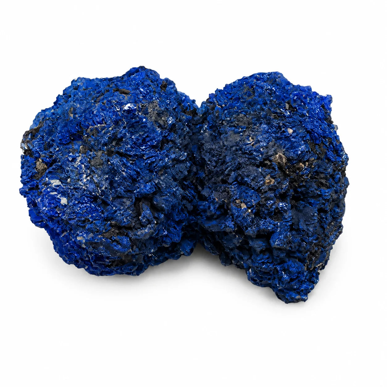 Azurite cristallisée de Chessy-les-Mines en France, remarquable par sa couleur bleu cobalt naturelle et ses cristaux bien développés, pierre de collection sur fond blanc.