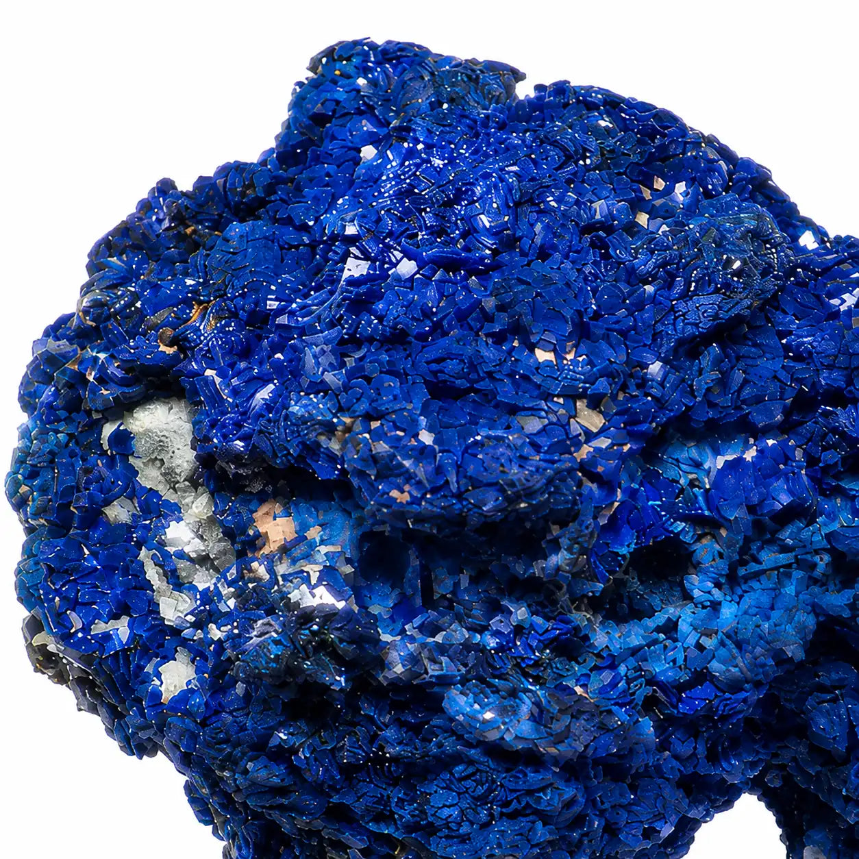 Photo macro d'une azurite de Chessy-les-Mines (France) révélant les détails de la cristallisation, les faces naturelles des cristaux et l'éclat du minéral bleu.