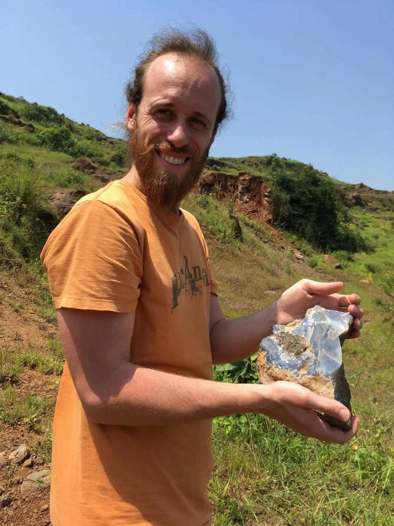 Damien sur un gisement de calcédoine en Inde