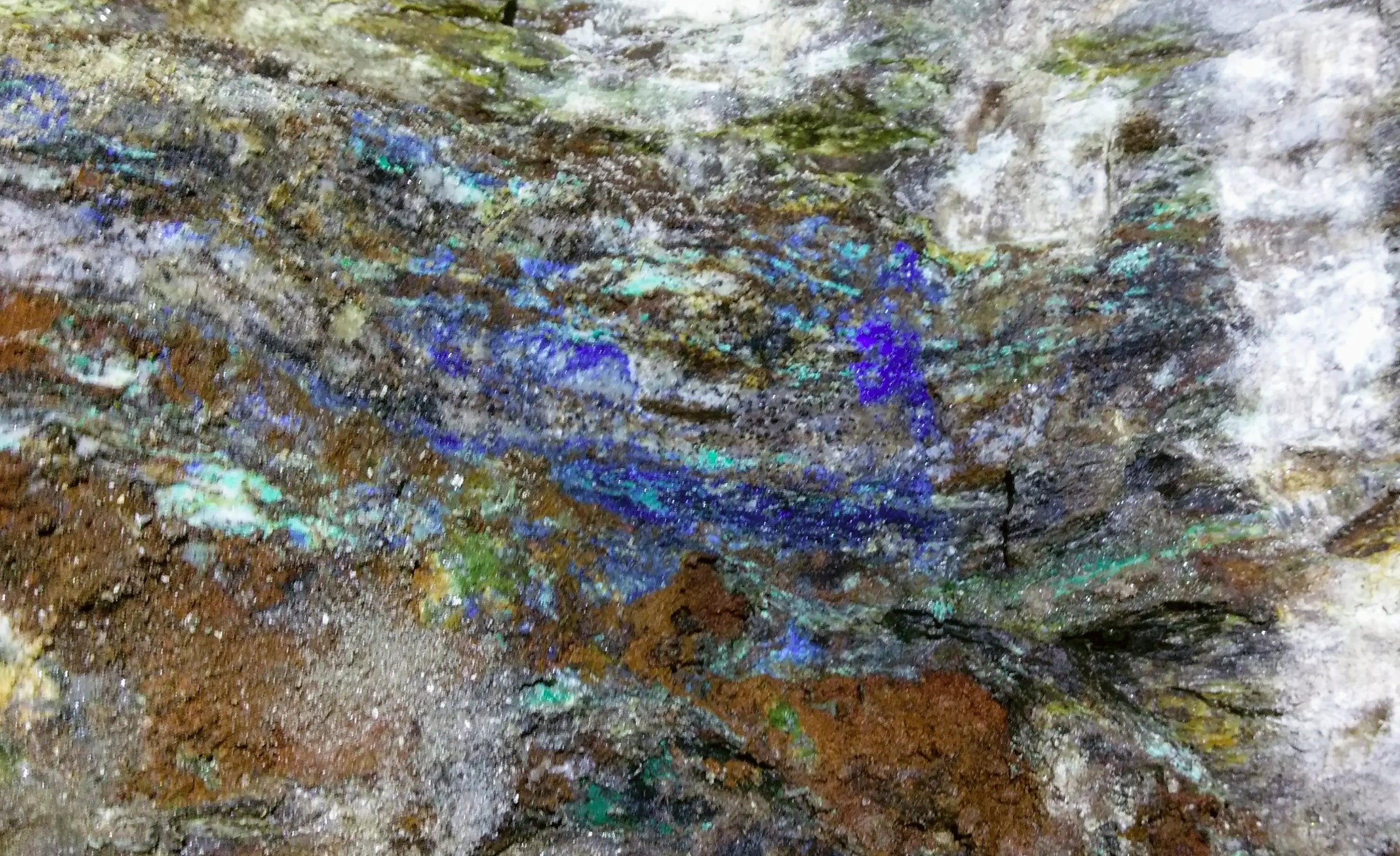 Filon d'azurite dans une mine de cuivre en Suisse