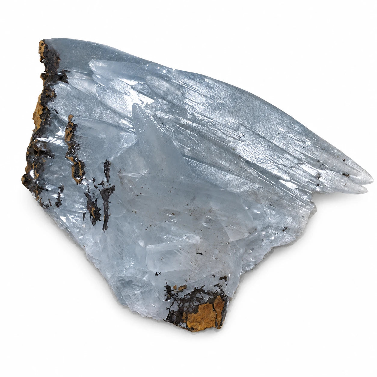 Pierre de collection en baryte bleue de Nador, Maroc, présentant des cristaux biterminés translucides sur matrice naturelle, vue oblique du spécimen.