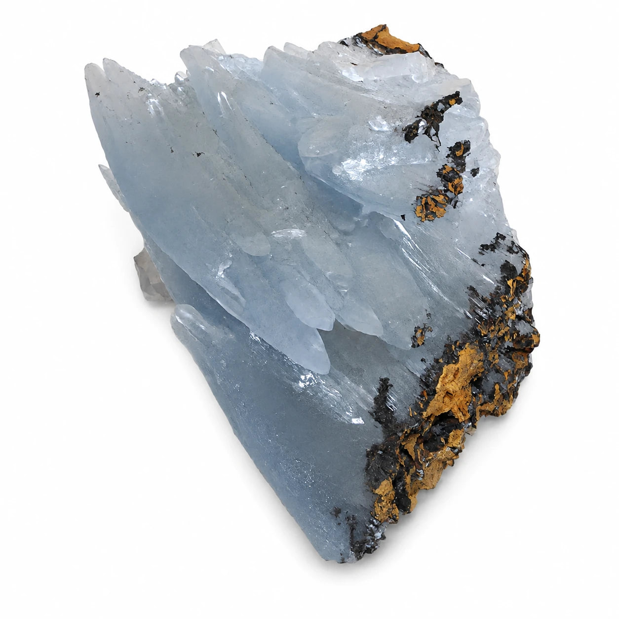 Cristaux de baryte bleue sur matrice provenant de Nador, Maroc, pierre de collection naturelle montrant la structure cristalline sous un angle arrière.