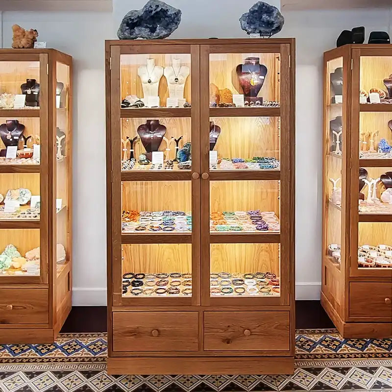 Boutique evian acceuil vitrine de minéraux