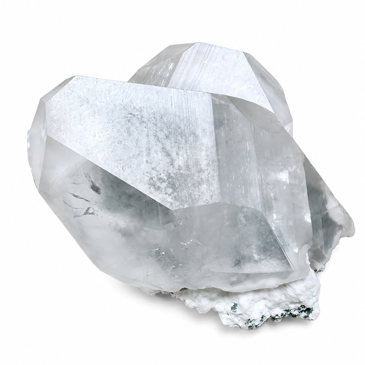 Pierre de collection en calcite cristal brut d'Inde avec mordenite et chlorite, gros cristaux naturels transparents sur gangue blanche, vue principale.
