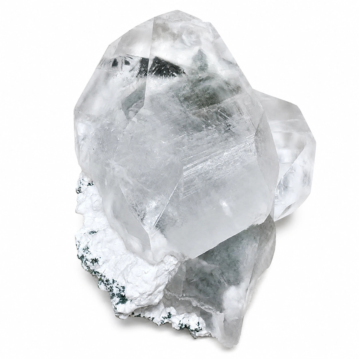 Spécimen de calcite cristal brut d'Inde avec mordenite et chlorite, cristaux naturels translucides aux faces bien développées, pierre de collection.