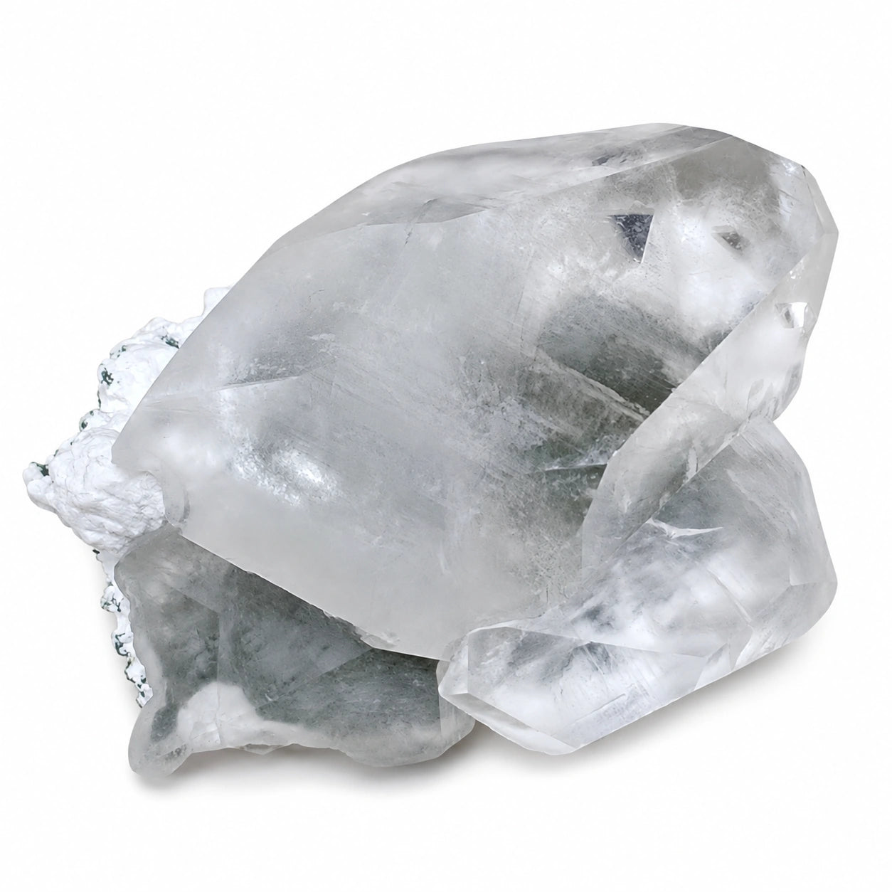 Calcite brute de collection provenant d'Inde avec mordenite et chlorite, ensemble de cristaux naturels translucides sur matrice minérale, vue latérale.