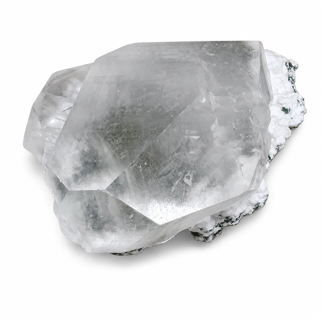 Pierre de collection en calcite brute avec mordenite et chlorite, origine Inde, cristaux naturels translucides observés en vue supérieure.
