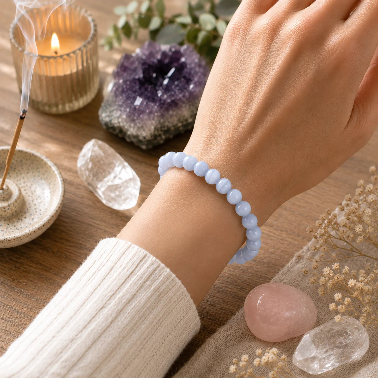 Le bracelet en calcédoine se porte facilement au poignet