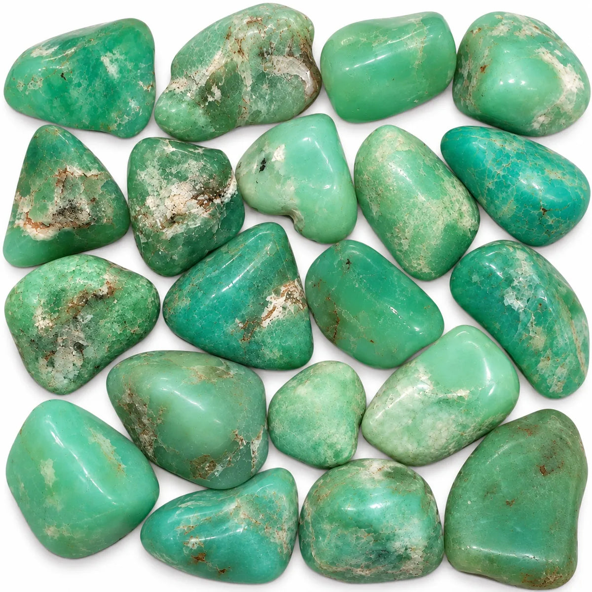 Chrysoprases roulées d’Australie, vert clair à vert pomme, avec des zones blanches et des marques brunes sur fond blanc