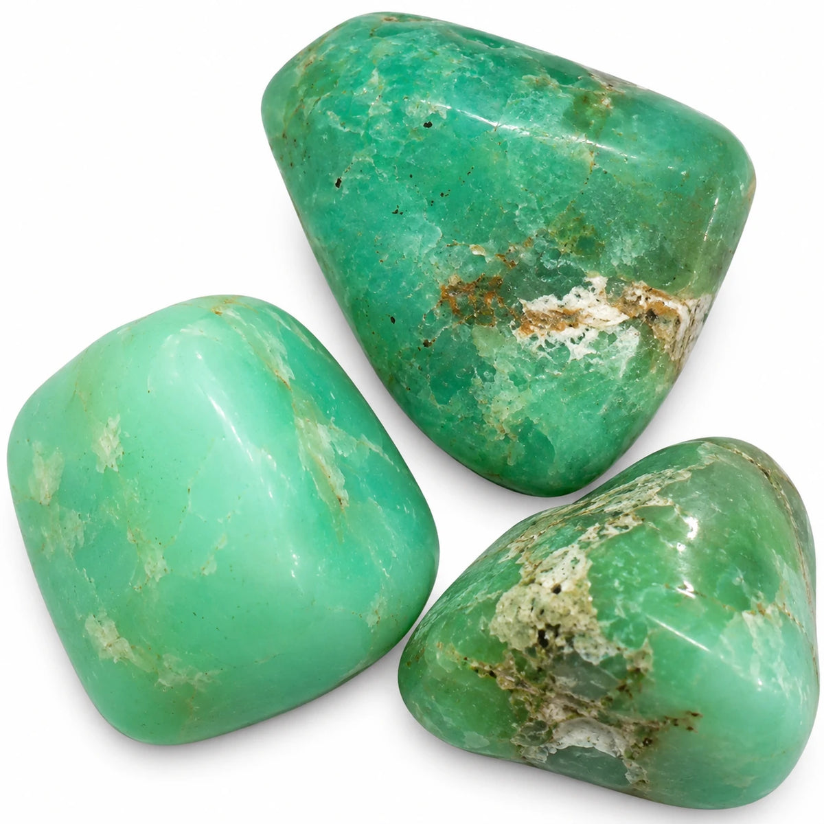 Gros plan de trois chrysoprases roulées aux contours arrondis, avec des zones vert pomme, des veines blanches et des irrégularités de surface.