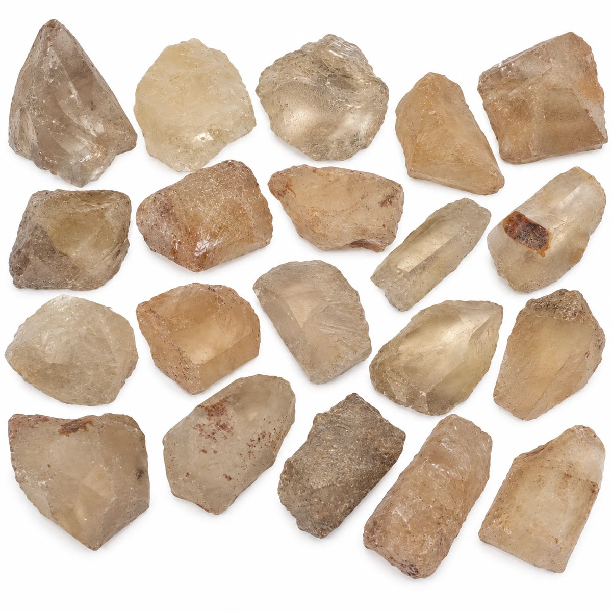 Pierre brute citrine naturelle du Brésil, cristaux bruts aux teintes jaune pâle et dorées présentés sur fond blanc
