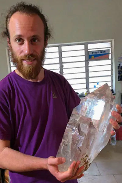 Damien de Cristal Sources, en Inde, avec un superbe cristal de roche trouvé dans l'Himalaya