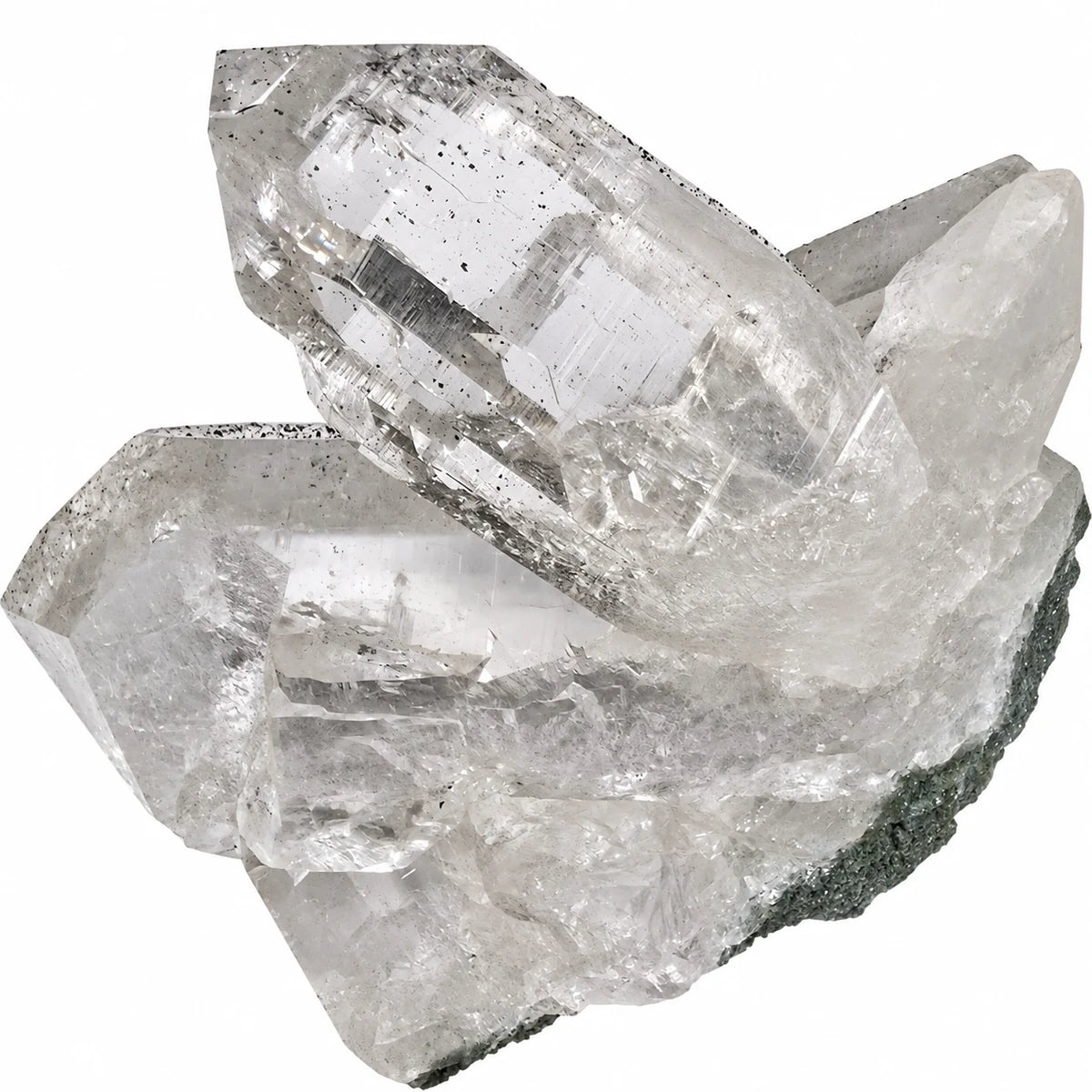 Cristal de roche naturel de collection provenant de la vallée de Kullu en Inde, gros plan sur un cristal de quartz aux nombreuses inclusions de microcristaux d’anatase