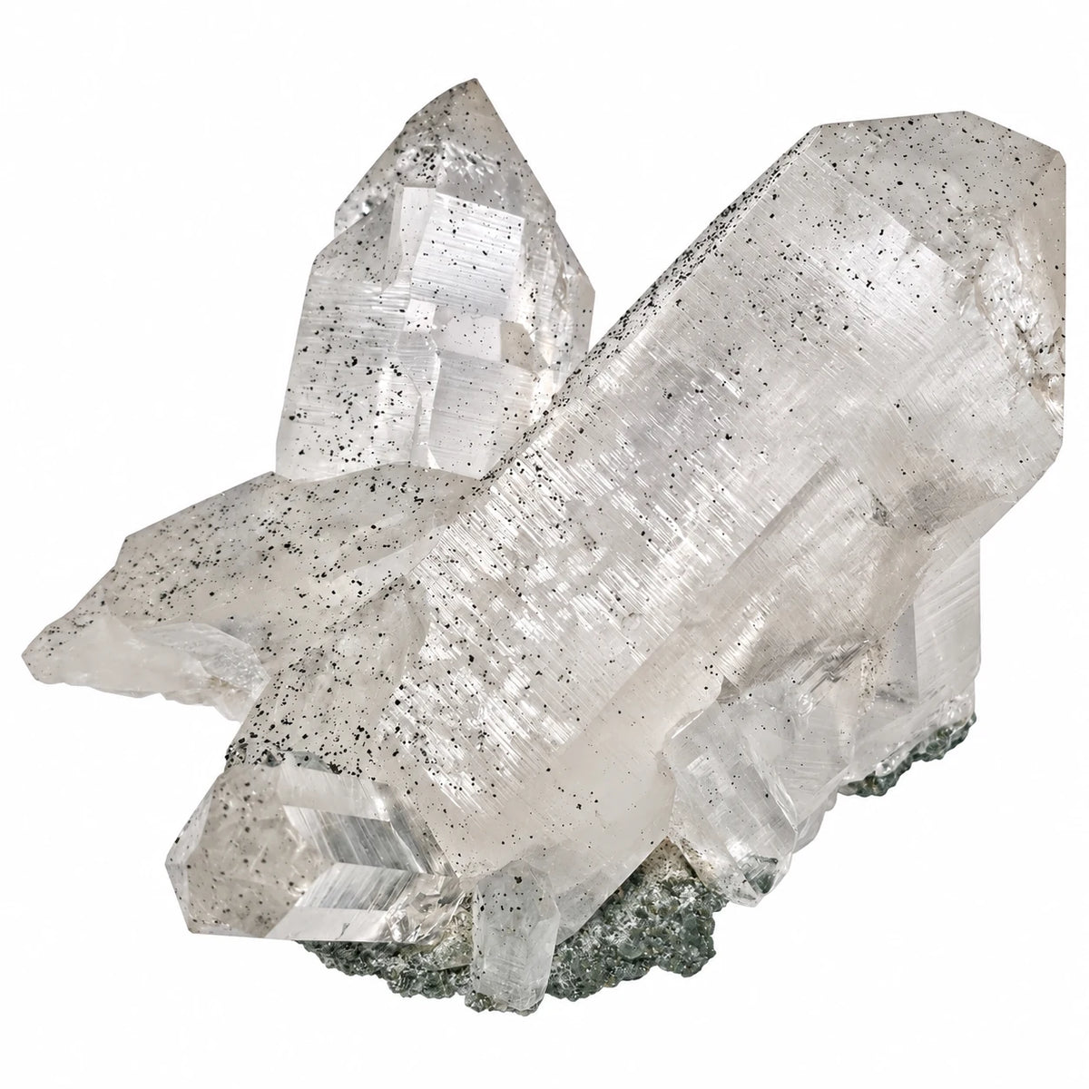 Cristal de roche de collection de la vallée de Kullu en Inde, remarquable groupe de quartz limpides parsemés de microcristaux noirs d’anatase