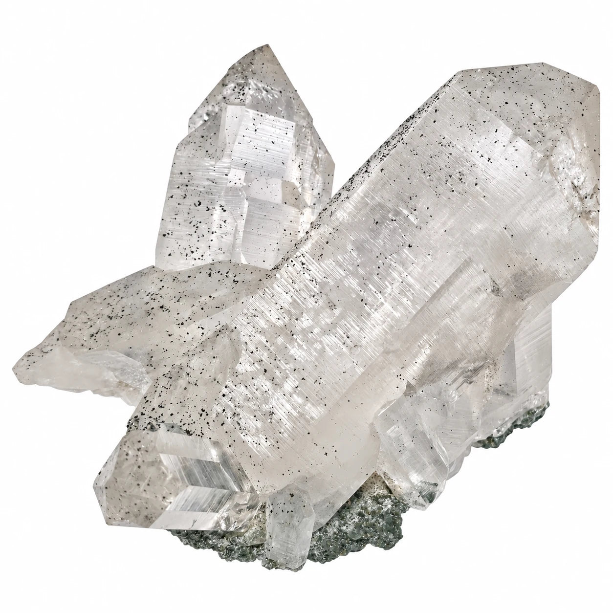 Cristal de roche de collection de la vallée de Kullu en Inde, remarquable groupe de quartz limpides parsemés de microcristaux noirs d’anatase