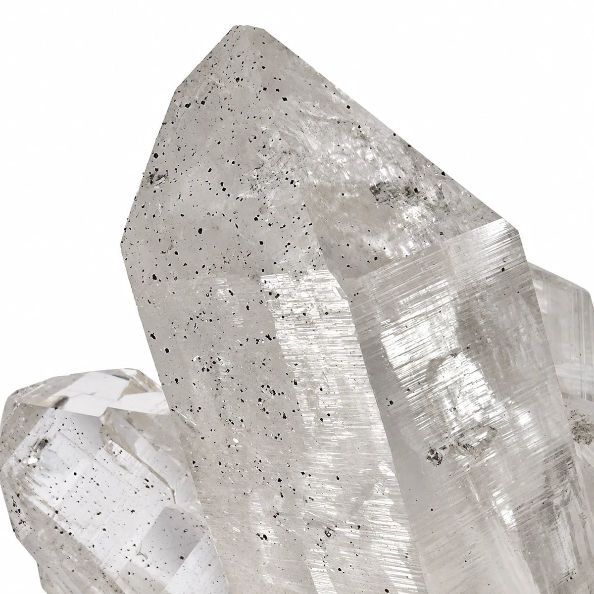 Détail d’un superbe cristal de quartz transparent de la vallée de Kullu, Inde, montrant ses fines stries de croissance et ses microcristaux d’anatase
