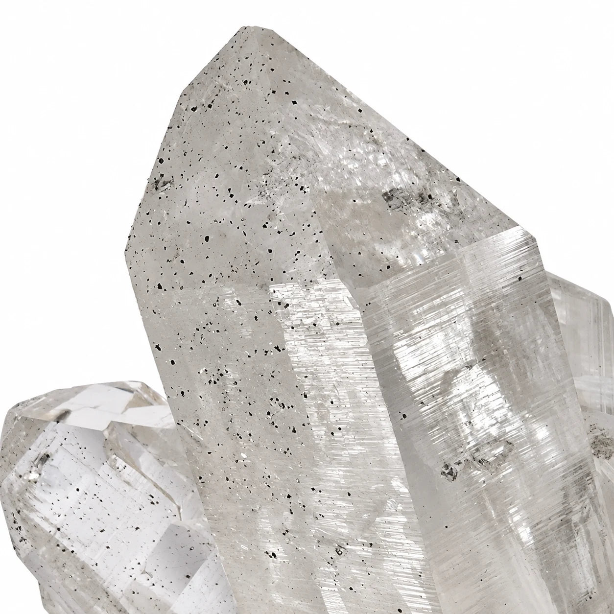 Détail d’un superbe cristal de quartz transparent de la vallée de Kullu, Inde, montrant ses fines stries de croissance et ses microcristaux d’anatase