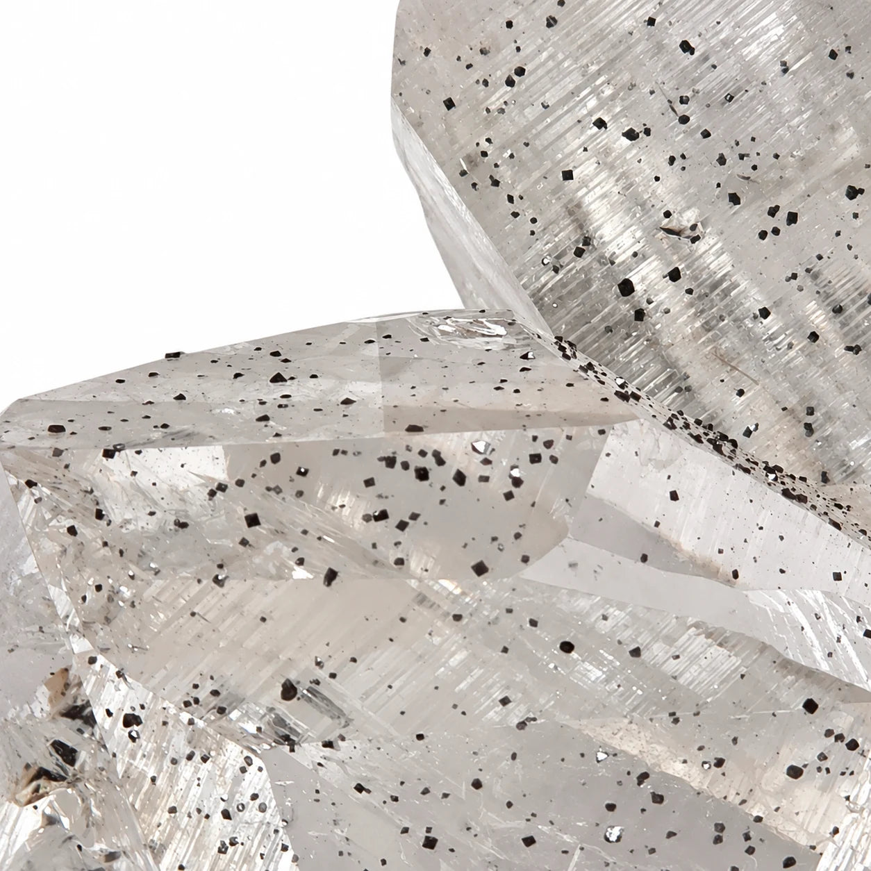 Groupe de cristaux de roche de Kullu en Inde, présentant de grandes faces cristallines brillantes, une belle transparence et des inclusions de microcristaux d’anatase