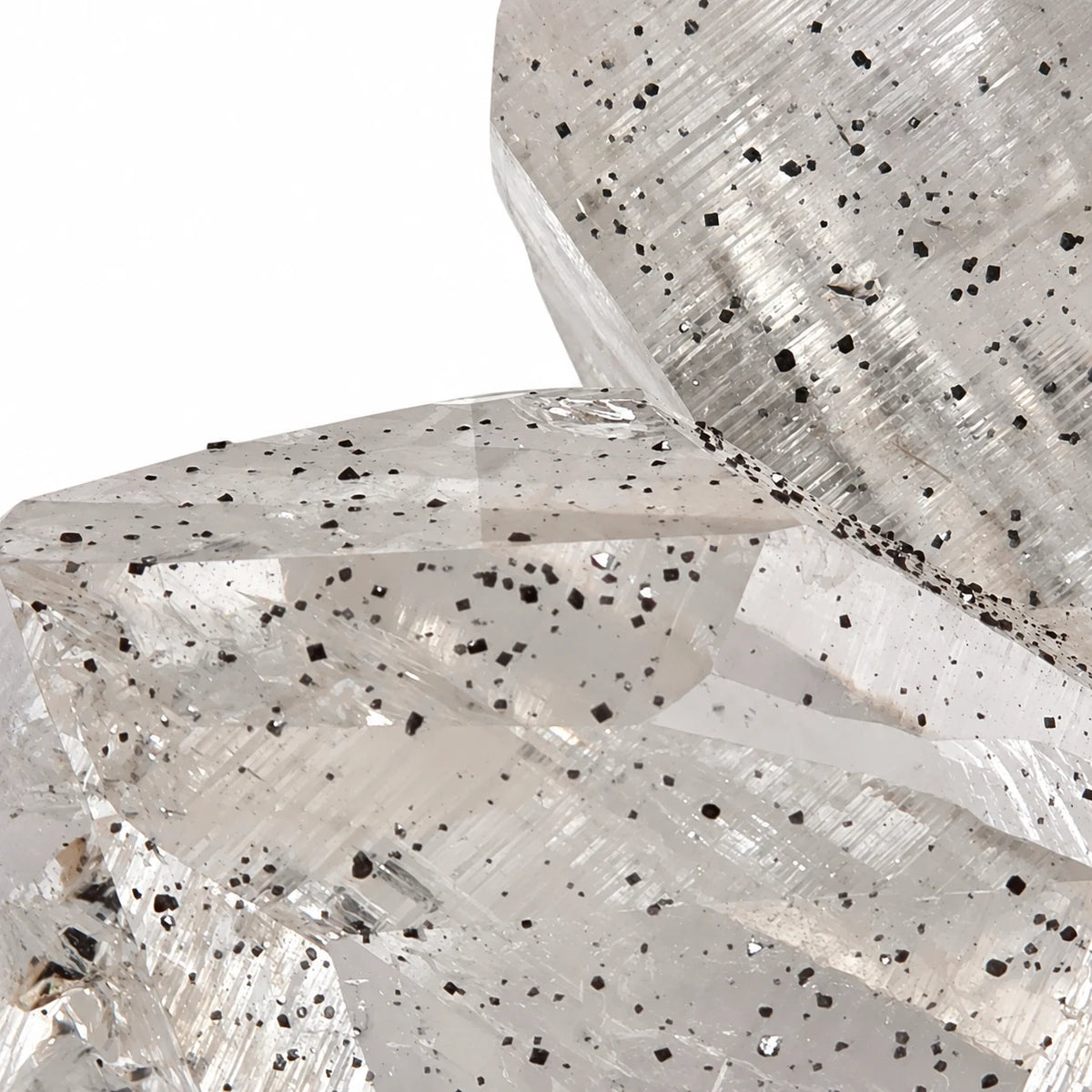 Groupe de cristaux de roche de Kullu en Inde, présentant de grandes faces cristallines brillantes, une belle transparence et des inclusions de microcristaux d’anatase