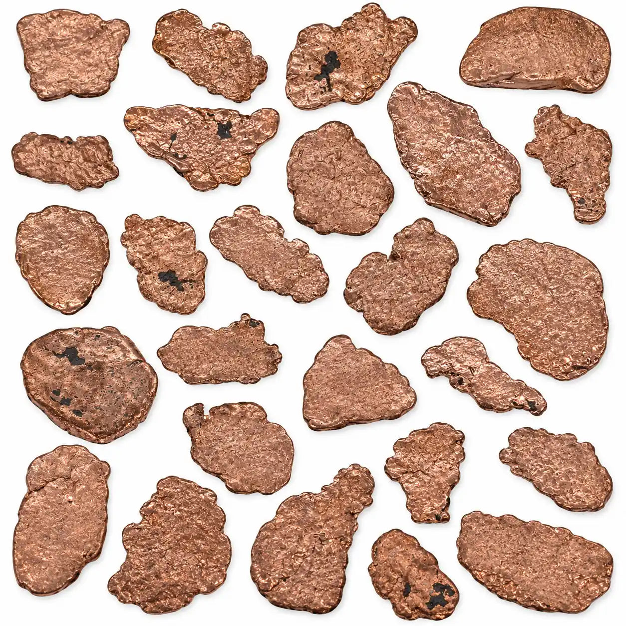 Lot de véritables pépites de cuivre natif du Michigan, États-Unis, présentées sur fond blanc. Échantillons de cuivre naturel massif aux formes irrégulières, destinés à la collection de minéraux, à la minéralogie et à la lithothérapie.