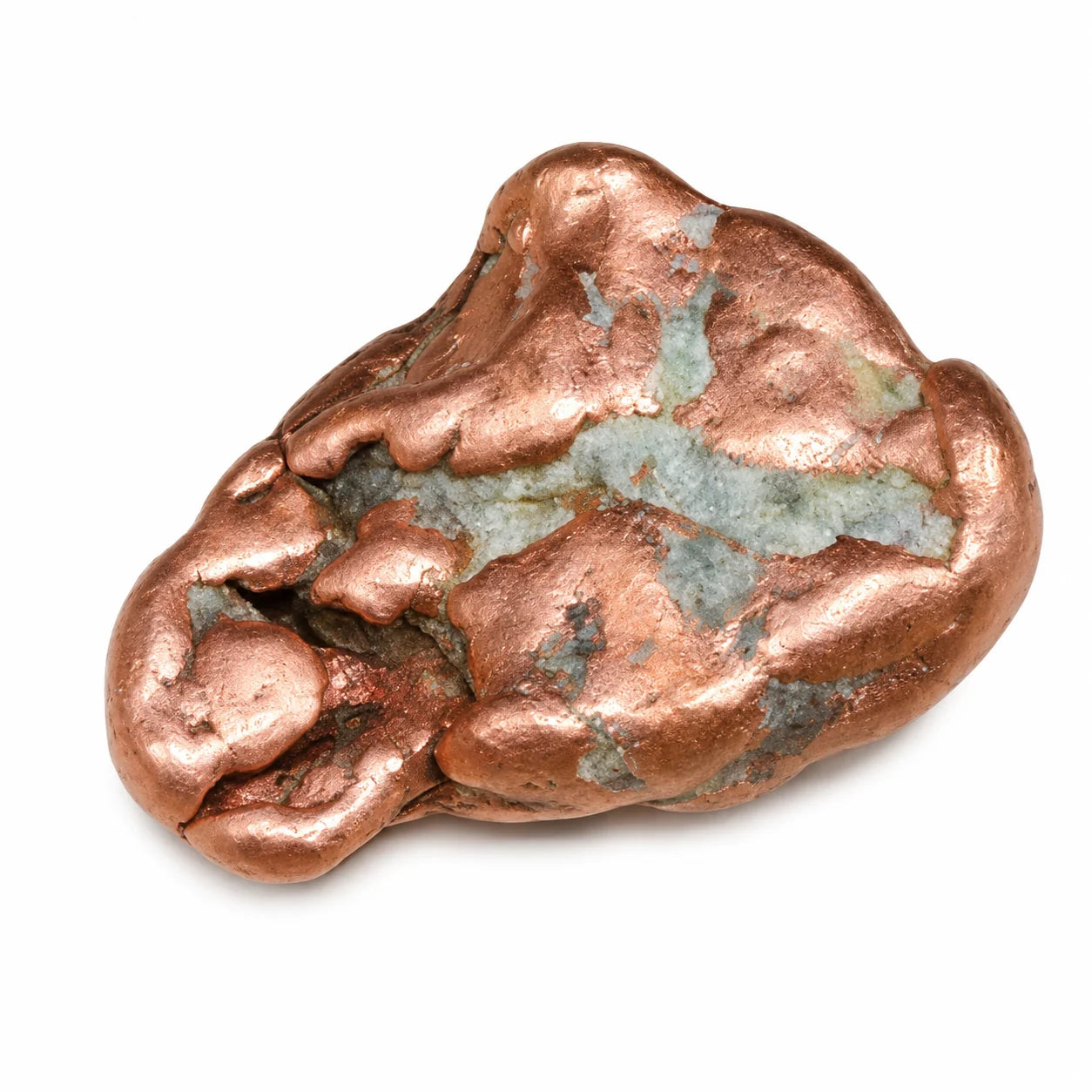 Spécimen de cuivre natif poli de Keweenaw, Michigan, montrant une alternance de cuivre métallique massif et de quartz naturel, photographie haute définition sur fond blanc destinée à la présentation d'un minéral de collection