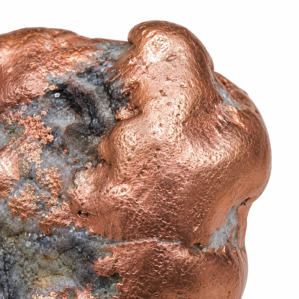 Photographie macro d'un cuivre natif poli de Keweenaw, Michigan, révélant les détails de cristallisation, les textures naturelles du cuivre métallique et la matrice de quartz avec un très fort niveau de détail.